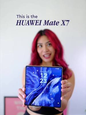 I was so excited to get my hands on the new #HUAWEIMateX7 & it did not disappoint! That sleek foldie form factor plus THOSE AMAZING CAMERAS is 🤌🏽🤌🏽🤌🏽 #KingOfFoldables 