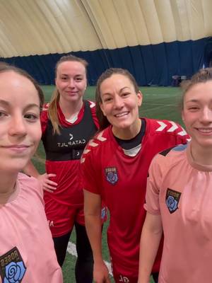On voulait vraiment juste souhaiter bonne chance à @Team Canada et aux joueuses de la @Victoire de Montréal😅 it was supposed to be a 5-second video. Anyway… good luck Team Canada 🇨🇦🏒
