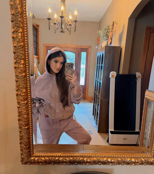sweatpants + hoodie = everyday of my life. Thank you very much. I’ll stay cozy and comfy ☺️🙂  