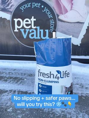 Running out of salt? No problem, who knew cat litter could work in a pinch to save the day? Here's a handy trick to melt snow and add traction when salt runs low. Keep some in your trunk all winter! 🚗❄️