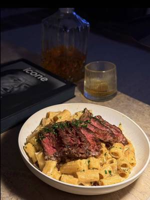 Recept på krämig enkel Steak Pasta Ingredienser: - 1 entrecôte 300 gram - 250 g rigatoni pasta - 1 lök, hackad - 2 vitlöksklyftor, hackade - 2 msk fond - 1 tesked soja - 2,5 dl grädde - Parmesanost, riven - Färsk persilja, hackad - Salt och peppar - Olivolja och smör till stekning Instruktioner: 1. Stek entrecôten:    - Salta och peppra köttet. Stek på hög värme i ca 3-4 minuter per sida. Låt vila i 10 minuter. 2. Koka pastan:    - Koka rigatoni enligt anvisningarna. 3. Gör såsen:    - Fräs lök och vitlök i samma panna. Tillsätt fond, soja, grädde och parmesan. Koka upp. 4. Blanda ihop:    - Rör ner pastan och hackad persilja i såsen. 5. Servera:    - Lägg upp pastan på tallrikar, skiva köttet och lägg ovanpå. Strö över mer parmesan. Njut av din steak pasta! #steakpasta #steak #pasta #fördig #mat 
