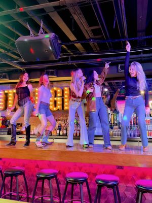 nashville, do we serve water in this bar… 🍺 somebody call the 113 as your girls had a little fun of their own in between filming 🔥 #coyoteugly #cantfightthemoonlight #911nashville @911nashville 🤍