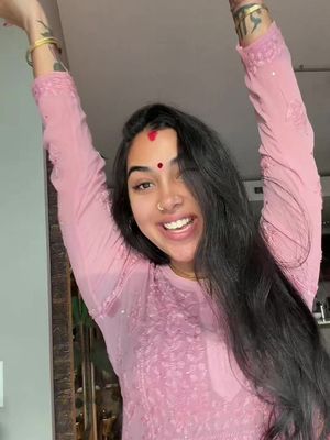 The way sweat Mark show up on chikankari needs to be illegal !! omg #sweat #armpit #sweatygirl 