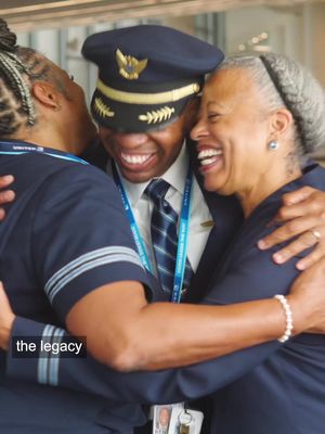 5 family members, 3 generations, 100+ years in the friendly skies 💙  #Family #Aviation #Pilots #FlightAttendants #UnitedAirlines 