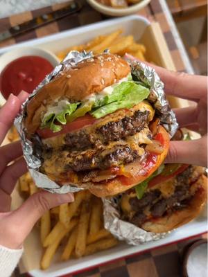 Five Guys Burgers at home 🍔 nothing beats a classic burger with no frills, just good technique and they’re honesty so easy to make! Full recipe up on the blog as always - www.moribyan.com - or tap the link in bio 🤎 #Recipe #Ramadan #burger #EasyRecipe #food 