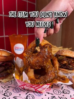 Onion rings topped with chili con carne is a must  📍LA, Malibu, Newport Beach, Las Vegas, PB, Torrance  🍔Irv’s world famous burgers are ground fresh daily & pressed to order  💛Since 1946 #burgers #irvsburgers #food #Foodie 