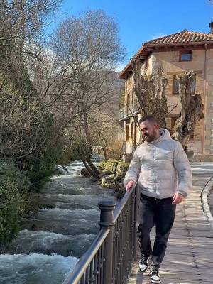 A tan solo una hora de Madrid existe un lugar que parece sacado de un cuento 🏔️✨ Rascafría es ese plan perfecto cuando quieres desconectar sin irte lejos: calles empedradas, casitas de piedra, aire puro y montaña por todos lados. No te puedes perder el impresionante Monasterio de Santa María del Paular y, por favor, guarda energía para el Bosque Finlandés… porque ese lugar sí parece de película, con su cabañita roja frente al agua. ¿Lo mejor? Puedes venir en bus desde Plaza de Castilla con la línea 194 y en poco más de una hora ya estás aquí. Plan bueno, bonito y sin irte tan lejos 😉 ¿Te vendrías un fin de semana? 👇 #Rascafría #EscapadasDesdeMadrid #MadridNature #ValleDelLozoya #PlanesEnMadrid