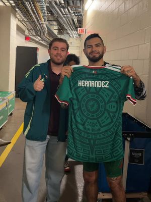 Desde el octágono hasta la cancha 🇲🇽🥊 Nos reunimos con Anthony Hernandez y compartimos un símbolo de lo que significa representar nuestras raíces. Diferente arena, misma garra. Orgullosos de nuestros mexicanos y de la herencia que compartimos. 💚🤍❤️ ————————————————- From the Octagon to the pitch 🇲🇽🥊 We linked up with Anthony Hernandez and shared a symbol of what it means to represent our roots. Different arena, same fighting spirit. Proud of our Mexicans and the heritage we share. 💚🤍❤️ #SomosMexico #SomosLocales #UFCHouston