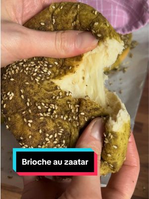 Brioches au zaatar 🌿 Ingrédients pour 6 brioches • 500 g farine T45 ou T55 • 8 g levure boulangère sèche (ou 20 g fraîche) • 10 g sucre • 8 g sel • 1 œuf • 180 ml lait tiède • 50 g yaourt nature • 60 g beurre mou • 2 c. à soupe huile d’olive • 200 g fromage râpé (70g d’emmental + 30g de mozzarella Rapée) Huile au zaatar: • 3 c. à soupe zaatar • 3 c. à soupe huile d’olive  • 1. Mélanger farine, levure et sucre. • 2. Ajouter l’œuf, le lait tiède et le yaourt. Pétrir 5 minutes. • 3. Ajouter le sel, le beurre mou et l’huile d’olive. Pétrir 8 à 10 minutes jusqu’à obtention d’une pâte souple et légèrement collante. • 4. Couvrir et laisser lever 1h30 (jusqu’à ce que la pâte double de volume) • 5. Diviser en 6 pâtons (~150 g chacun). Aplatir en disque, déposer une bonne poignée de fromage au centre, refermer en boule. • 6. Retourner soudure dessous et aplatir légèrement  • 7. Laisser lever 45 minutes. • 8. Mélanger le zaatar avec l’huile d’olive et badigeonner le dessus.  • 9. Cuire à 180°C (chaleur statique) pendant 15 à 18 minutes. Les brioches doivent être dorées dessous et encore légèrement souples au centre. • 10. Laisser tiédir quelques minutes avant de déguster Enjoy ❤️ #Recipe#zaatar#levantine#brioche#Foodie