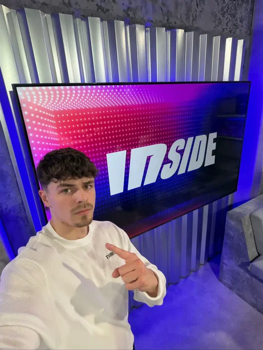 Aight I might’ve been in the background of the restaurant vid #inside 
