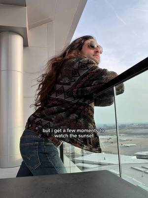behind the scenes singing country music at #bna ✈️🎸#hiltonbna #nashville #bnamusic #countrysinger 
