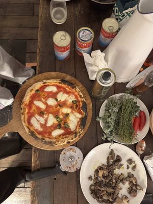 made my pals dinner @Tom’s Trunks #pizzadate #dinner #pizzashop 