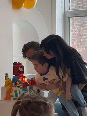 la fête d’enfants la plus magique. QUE j’ai aimé voir mon fils “être” parmi tous ces fabuleux petits humains. gratitude à pu finir. merci @pknik.ca pour l’organisation de cette journée mémorable merci @studiovanillabox pour votre merveilleux local merci @lemonmint_mtl pour le délicieux buffet merci @perle.et.caramel pour le plus beau gâteau que j’ai vu de ma vie  merci @kimetjoe et @cassandra.bouchard pour l’adorable outfit de mon p’tit bonhomme  merci à tous les amis pour votre précieuse présence  🤍🤍🤍