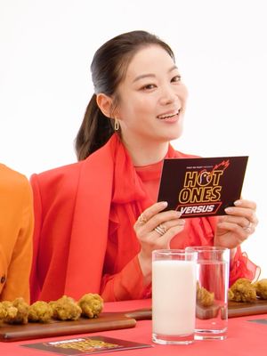 new hot ones versus with the cast of KPop Demon Hunters going head to head! 🚨 who will take home the gold-plated chicken wing trophy?  🍗🔥 find out now. #hotonesversus https://youtu.be/5DDB_DNWGYE Presented by @bibigousa
