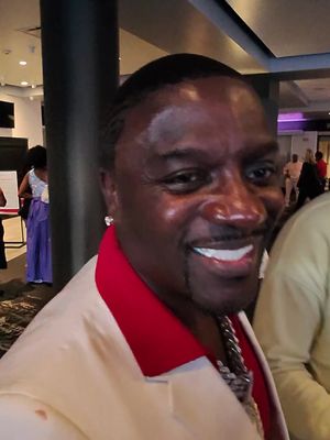 I did NOT just say Akon looked like Michael Blackson… #akon 