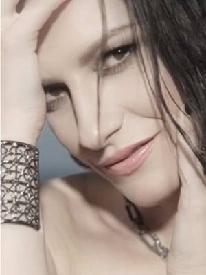 IO CANTO 2 🗡️ TRACK BY TRACK 🗡️ 8. LA ISLA BONITA (Madonna) - 1986 - Una canzone iconica di Madonna del 1986, che profuma di libertà e ha sempre evocato in me sensazioni di gioia. Canto questa canzone, simbolo di evasione e libertà, da sempre e, essendo Madonna di origini italiane, non potevo non includerla nel mio disco omaggio. Un modo per ringraziarla di quando nel 2004 ha scritto uno dei brani inclusi nel mio album Resta in ascolto, è stato un vero onore e le sono ancora grata. - An iconic 1986 song by Madonna, filled with a sense of freedom, that has always evoked feelings of joy in me. I have always sung this song — a symbol of escape and freedom — and, since Madonna has Italian roots, I simply couldn’t leave it out of my tribute album. It is also a way of thanking her for writing one of the tracks included in my album Resta in Ascolto in 2004. It was a true honor, and I am still very grateful to her.