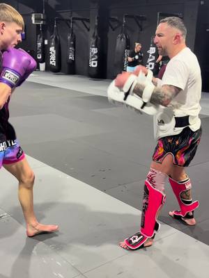 Building killers … Fergus Smith ready for his world title fight this Saturday 🚀  #Muaythai #martialarts #padwork #fightcamp 