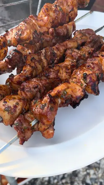 The sun is out so let’s “yak the mangal” and make Tavuk Şiş. Full recipe in Meliz’s Kitchen and on @thehappyfoodie website. Please make it 🤩🙌🏼🔥🍗🌶️🌿🧄  Serves 4–6 INGREDIENTS 1 kg (2 lb 4 oz) skinless, boneless chicken thigh fillets, cut into 7.5-cm (3-inch) chunks 4–6 long metal skewers For the marinade 4 tbsp thick set natural yoghurt 1 heaped tbsp Turkish sweet red pepper paste (tatlı biber salçası) 1 tbsp finely chopped fresh parsley leaves 1 tbsp olive oil 1 tbsp pomegranate molasses 1 tbsp clear honey 1 tsp salt 1 tsp black pepper 1 tsp pul biber 1 tsp paprika To serve 1 tsp dried oregano 1 tsp fresh lemon juice 1 tsp extra virgin olive oil #melizcooks #tavukşiş #chickenkebab #fyp 
