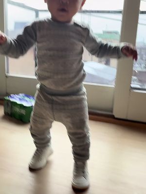 Zdržte se prosím komentářů na boty. Boty dostal od švagra před pár měsíci a byl smutný, že je nikdy nevyužije. Včera jsem je našla a protože malý už dělá krůčky, tak jsem je chtěla zkusit a sedly mu. Natočila jsem ho hned, abych to švagrovi mohla poslat a udělala mi radost. Boty jsem mu pak následně nechala, aby se mohl nachvili projít venku. Nový boty mu budeme kupovat s jeho tatínkem v než se vrátí 🙂 takže 🙏 nekažte švagrovi radost a nekomentujte ty boty