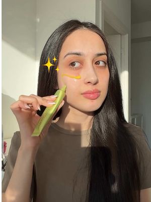 having a more even skin tone makes it easier to overlook any other imperfections - which is why I love the arencia vitamin c booster shot sm!! 🧡 @Arencia #arencia #vitaminc #acne #acnescars #darkspots  