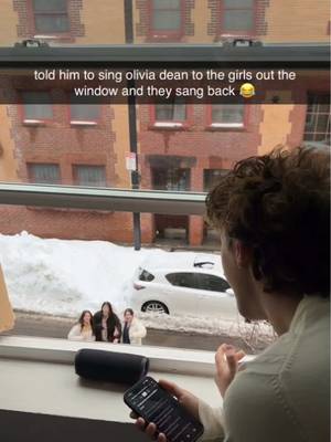 no wayyy they sang back 🤣 #singing #franksinatra #college #boston #oliviadean 