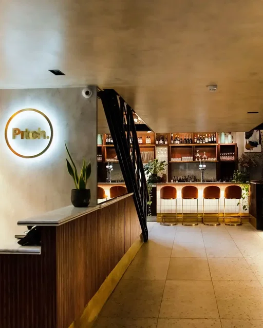 From 7th March, Pitch City will be open every Saturday from 11am to 8pm. Whether you’re getting some practice in or bringing friends down for a game, you can now play, practice and socialise right in the city.  #pitchcity #liverpoolstreet #indoorgolf #thingstodoinlondon #londongolf 