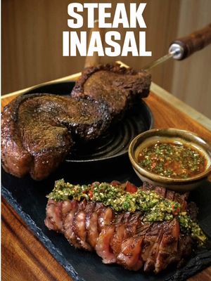Steak Inasal 🔥🥩 Smoky, salty crust on the outside, juicy center inside, and that fat cap that just melts like butter. The beef is deeply flavorful and you can immediately taste the quality. This picanha from @lacarne.ph delivers exactly what premium meat should. Rich, tender, and full of character. Finished with an inasal chimichurri inspired by Bacolod. Bright lemongrass, calamansi, and that punchy balance to cut through the richness. Premium beef deserves bold flavors. 🔥🔥🔥 Tag a carnivore! 