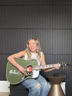 I’m screaming I’m so excited!!! Everyone meet Olive 🫒  #gibson #gibsonguitars #acousticguitar #guitars 