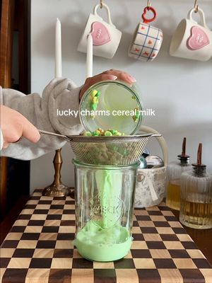 Your favorite cafe’s cereal milk latte really is that easy to make at home.  Now who’s ready to make a Lucky Charms latte? 🍀 #cerealmilk #cerealmilklatte #luckycharmscereal #luckycharmslatte #stpatricksday 