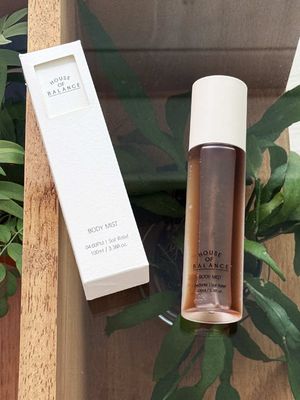 Unwind from the day, and after your shower, a gentle mist over your skin. The moment the soft scent wraps around your body, it finally feels like the day falls into place. With the body mist from House of Balance, end your evening in your own quiet way and rediscover your balance for today. ✷ 𝑆𝐶𝐸𝑁𝑇 10PM – A sunlit garden, refreshed and glowing with crisp daylight 4PM – A quiet walk through the forest, soft and subtly grounding #houseofbalance #houseofbalanceus #houseofbalanceusa  #houseofbalancenyc #fyp 