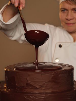 Ein Genusserlebnis für alle Schokoladen-Connaisseurs ✨ Beim Betty Bossi Koch- & Dinner-Spektakel durften wir mit Lindt EXCELLENCE Teil einer besonderen Gourmet-Experience sein. Zwischen Live-Kochshow, mehreren Gängen und einem feinen Lindt EXCELLENCE dunkle Schoggi-Tasting mit allen 5 Sinnen wurde Genuss zelebriert 🍫🤎 #LindtEXCELLENCE #EXCELLENCE #lindtswitzerland 