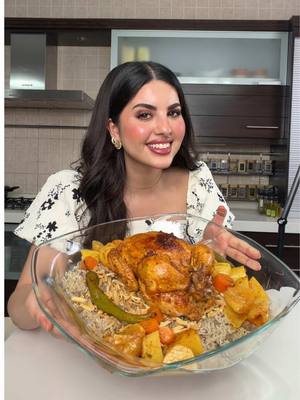 دجاج محشي Stuffed chicken  تتبيلة الدجاج : المكونات : * دجاجتين (١٢٠٠ كغ لكل واحدة )  * ٤ ملعقة كبيرة زيت زيتون * ٢ ملعقة كبيرة رب بندورة * ٤ ملعقة كبيرة لبن * عصير ليمونة كبيرة * ملعقة كبيرة خل * ملعقة صغيرة ملح * ملعقة صغيرة فلفل أسود * ملعقة صغيرة بهار دجاج * ملعقة صغيرة كاري * ملعقة صغيرة بابريكا * ربع ملعقة صغيرة صغيرة كركم * ربع معلقة صغيرة قرفة * ربع ملعقة صغيرة جوزة الطيب * ربع ملعقة صغيرة هيل مطحون * ملعقة صغيرة شطة مجروشة * ٣ ملعقة كبيرة مي (بس لنوصل لقوام كريمي ثقيل) الطريقة: بنخلط كل المكونات مع بعض منيح و ندعك الدجاج منيح جداً من جوة وبرا. نتركه أقل شي 4 ساعات (الأفضل ليلة كاملة بالثلاجة). حشوة الرز باللحمة : المكونات: * ٢ كوب رز حبة طويلة و قصيرة مخلوط (مغسول ومنقوع) * ٣٠٠ جم لحمة كفروة خشنة * حبة بصلة كبيرة مربعات * ٢ فص ثوم مفروم * ٣ ملعقة كبيرة سمنه * بهارات صحيحة:     * قرفة عيدان      * حبات هيل     * حبات قرنفل     * ورق غار     * فلفل اسود حب  * بهارات مطحونة:     * ملعقة كبيرة سبع بهارات     * نص ملعقة صغيرة هيل     * نص ملعقة صغيرة قرفة     * ملح + فلفل أسود حسب الرغبة      * معلقة صغيرة جوزة الطيب  * كوبين و نص كوب مرق أو ماء ساخن الطريقة: نحمي السمنة و بنحط البهارات الصحيحة، بعدين نضيف البصل لياخد لون ذهبي و بعدين نضيف الثوم و اللحمة ونشوحها منيح بعدين البهارات المطحونة. بنضيف الرز ونقلب دقيقة بعدين بنضيف المي او المرق و بنخلي يغلي، نغطيه ونطبخه من ٧ ل ٨ دقايق (نص استواء)  الرز لازم يضل قاسي شوي لأنه رح يكمل استواء داخل الدجاج. الخضار: المكونات: * ٣ بطاطا مكعبات كبيرة * ٢ جزر شرائح سميكة *  بصلة أرباع * زعتر  نخلطهم بنفس خلطة الدجاج و نضيف الزعتر الفريش و بنفردهم بصينية الفرن. نحشي الدجاج بالرز (بدون ضغط — نعبّي ٣ أرباعها) نسكر بعود سنان (الجنحان و بطن الدجاجة و الأجرين ب خيط المطبخ او القصدير. نغلف الصينية بورق زبدة و قصدير بإحكام و بالفرن على حرارة ١٨٠ لمدة ساعة و نص و نص ساعة تحمير. بنقدمها مع مسكرات على الوجه و لبن بالعافية.
