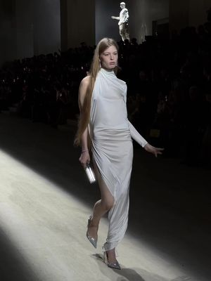 Vivian Jenna Wilson, model and Elon Musk's daughter, hits the catwalk at the @Gucci show in Milan. Video: @Lara Volpato  #tiktokfashion #Runway #gucci 