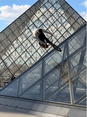 Janosch Klaus dodges security and gets a trick at the Louvre. From @VANS EUROPE’s “Euroscene - Paris.” 🎥: @Matthias 