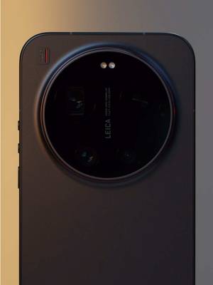 I wasn’t ready for how thin this feels. It shouldn’t have a 6000mAh battery inside… but it does. Ultra really means ultra this time. #Xiaomi17Ultra #MasterofNight #Xiaomi 
