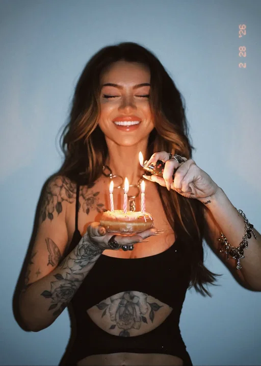 I’ll forever be so unbelievably grateful that I was lucky enough to gain the opportunity to start a whole new chapter in LA, living a dream life I once dreamed of.. but I must admit I woke up this morning really missing my loved ones back in England a little extra today ❤️‍🩹 .. but even so, I still feel so deeply loved — even from the other side of the world 🥰 .. here’s to another year of chasing my hopes and dreams. Wish me luck guys ❤️💫 #birthdaygirl #pisceswomen #hbd 