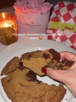 Giant chocolate chip cookies from Jean’s Lafayette 🥰🍪 SO GOOD🫶🏻 #nyc #nycchocolatechipcookies #cookies #bestcookies #nycfood 