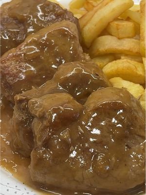 Solomillo muy jugoso en salsa!!😋👏 Solo necesitas una buena carne de solomillo ibérico y sin pasarte de cocción, tienes un platazo jugoso, tierno y con una salsa brutal. El aroma del coñac, el toque ácido del limón y el perfume de los ajos… lo tiene todo. Prepárate para mojar pan sin control, porque la salsa está impresionante de rica. • INGREDIENTES: 2 solomillos cerdo ibérico 1 cabeza dientes ajo 200 ml. coñac o brandy 400 ml. caldo pollo o carne casero Zumo un limón exprimido 1 cs. maicena AOVE Sal y pimienta negra • Quita la grasa de los solomillos y corta en rodajas de unos 5 cms. grosor, espalma bien para romper las fibras y que quede más jugoso, salpimienta y sella a fuego fuerte unos instantes para que se doren, reserva. Dora los dientes de ajo pelados en la misma sartén. Vierte el licor a fuego fuerte y deja que se evapore el alcohol y se caramelicen los ajos bien. • Entonces, añade el caldo junto con el zumo de limón y la maicena diluida para espesar la salsa, deja cocinar 5 mins. Por último, incorpora los mantecaditos de solomillo y cocina a fuego suave apenas 5 mins. más y lo tienes hecho. Acompaña con unas patatas fritas y al lío que se enfría!! •