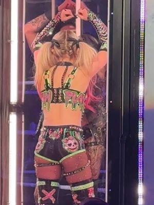 The way @Rhea Ripley and Alexa Bliss timed this perfectly. The attention is in the detail. 🔥 @onlocationexp #AlexaBliss #RheaRipley #EliminationChamber #WWE #WWEChamber