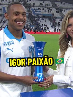 Igor Paixão est votre Homme du Match Essilor. 🇧🇷 Le trophée lui est remis par @Lou Videau, née à Marseille et supportrice des Phocéens 🩵 #Ligue1 #Ligue1Mcdonalds #Essilor #marseille #HommeDuMatchEssilor 