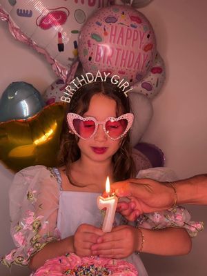 Happy birthday princesa “six seveeen” 😅🎉 ¿Pueden creer que Bella ya tiene 7 años? 🥹💖