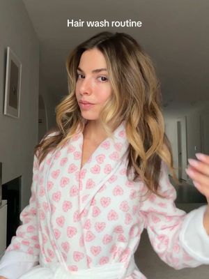 #RedkenPartner I stopped wearing my hair down without extensions because it felt so flat/thin. Instead of hiding my natural hair, I’m focusing on strengthening it - and the new @Redken Acidic Grow Full System gives me instantly fuller-looking hair.
