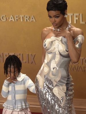 Proof that sometimes the best stylist is your kid. 🖤✨ @Jimmy Neutch brought her daughter along for @The Actor Awards last night—and yes, she was the cutest +1. 🎥: Backgrid #ActorAwards #TeyanaTaylor #PopCulture #RedCarpet