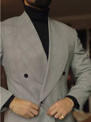 🇪🇸 El frío de Europa no es excusa para perder el porte. Al contrario, es el escenario perfecto para sacar nuestra mejor versión. 🧤🧥 Hoy llevo un traje gris Príncipe de Gales, de lana, con solapa ancha tipo chal. Una tela increíble, con una caída espectacular que se mueve con autoridad. Debajo, un jersey de cuello vuelto negro de cachemir. Limpio. Preciso. Intencional. En la muñeca, un Omega vintage. Calcetines grises para mantener la continuidad del traje. Mocasines negros, perfectamente pulidos. Los detalles no gritan… confirman. Y el aroma: Amouage Reflection 45. Un perfume que no pide atención, la impone. Elegancia masculina en su máxima expresión. Cabello con efecto húmedo, sutil, controlado. Porque no se trata solo de abrigarse. Se trata de recordarle al mundo quién eres… incluso en el frío. 🌍