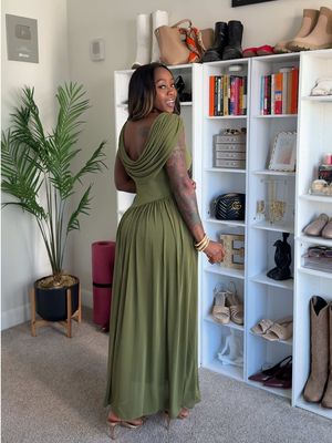 LET’S HEAR IT FOR THE BACK OF THE DRESS! 🤩