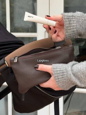 A handbag that’s also a pram caddy.. genius @portier #pramcaddy #babyessentials #newbornessentials 
