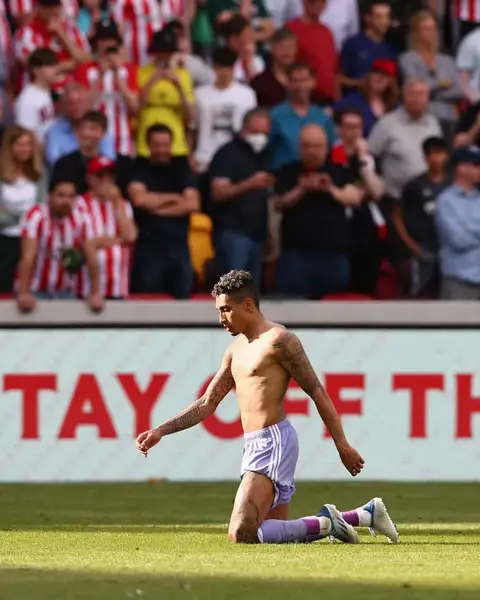 In his final game for Leeds United in 2022, Raphinha crawled the length of the pitch on his knees. The ritual is a very personal expression of his faith and gratitude, deeply rooted in South American football culture. “Promessa” as it’s called in Portuguese is the act of fulfilling a religious vow often a sacred promise made to God in exchange for divine help. It’s an act that is intended to display thanks and humility. Raphinha vowed to do this if Leeds avoided relegation in the Premier League that season and when they did, he fulfilled his promise. He did it again a few years later when he won three trophies with Barcelona in the same season. In 2024 Thiago Silva also did this after Fluminense avoided relegation. 🇧🇷🙏 #footballtiktok #raphinha #brazil #barcelona 