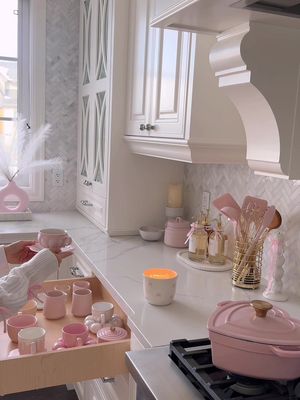 Spring time 🌸Spend the day with me!🫧🤍 Slow morning, light organizing, fresh decor & new makeup. That’s the balance I’m choosing this season.🌸🫧🤍 #spring #reset 