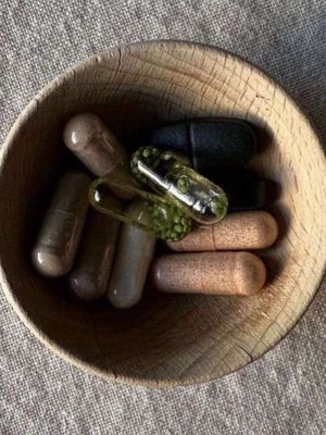 The “best” prenatals just have really good marketing. Choline is crucial in pregnancy to support brain development, neural tube formation, and the overall health of the mother. However, there are very few prenatals on the market that even get close to the current RDA for Choline (450mg <12 weeks + 550mg >12 weeks and during lactation) and for good reason. Also, the majority of women are not meeting the RDA through food. For example, one of the highest choline-rich foods are egg yolks, which contain ≈125mg / per egg. Meaning you would need to consume around 4 eggs a day to meet the RDA (which could be difficult, especially with food aversions– common in early pregnancy). It’s worth noting that the neural tube closes around 4-6 weeks after conception, so ensuring you’re getting adequate choline prior to conception will be important in preventing potential neural tube defects and carrying you through the first trimester. There are only 3 prenatals (that I know of) that have an adequate amount of choline, and some have powdered versions that could be added to smoothies, which some may find are easier to consume. Click the link in my bio for my recs 🤰🏻💊 - #prenatalnutrition #pregnancynutrition #prenatal #prenatalvitamins #prenatalnutritionist 