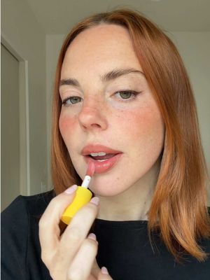 #BurtsBeesPartner The power of a lip combo !!! 🤝 @Burt's Bees lip milk + lip butter for priming and lip oil on top! So nourishing and non-sticky. Obsessed 💋 you can shop these on @Amazon #LipTreats